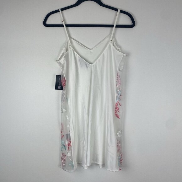 INC Women's White Floral Embroidered Nightgown Robe Set Size XS NWT - Picture 4 of 9